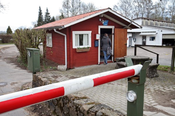 Eintritt nur mit Anmeldung: Die Schranke am Campingplatz „Eichwald" in Lügde ist unten – Betreiber Frank Schäfsmeier wünscht Ruhe für seine Gäste. - © Bernhard Preuss
