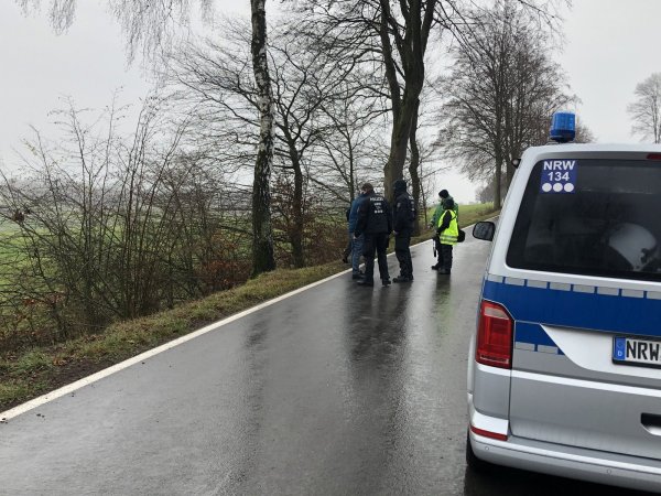 Die Polizei inspiziert am Montagvormittag den Fundort der Leiche an der K 61.   - © Silke Buhrmester