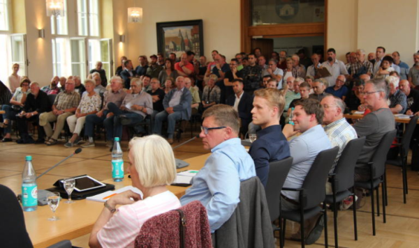 Volles Haus: Beim ersten Dialogabend verfolgen etliche Bürger die Ausführungen von Stadtverwaltung und Kreis Lippe. Auch Vertreter aus der Politik sind zugegen (vorne). - © Jana Beckmann