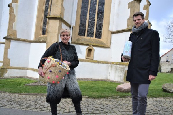 Heike Weidhase und der Vorsitzende des CVJM Oerlinghausen, Lukas Baumgarth, sind sicher, dass sich auch über die Nachbarschaftshilfe hinaus viele bereit erklären, Einkäufe zu übernehmen oder andere Notwendigkeiten für ihre Mitmenschen zu erledigen. Foto: Karin Prignitz - © Karin Prignitz