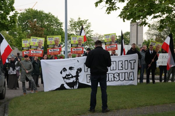 Rechtsextreme demonstrieren vor der JVA Bielefeld-Brackwede, um sich mit der Holocaustleugnerin Ursula Haverbeck zu solidarisieren. - © Archivfoto: Jens Reichenbach
