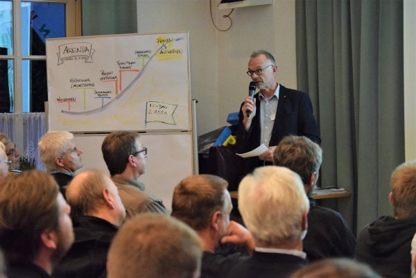 Wie ist der Planungsstand? Beim Informationsabend stellten Thomas Lange und seine Kollegen von Straßen.NRW den bisherigen Fortschritt der Ortsumgehung Cappel vor. - © Greta Wiedemeier