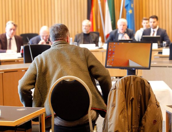 Ein Zeuge, der für die Familienhilfe der Arbeiterwohlfahrt (AWO) Höxter tätig ist, wird vom Ausschussvorsitzenden Andreas Kossiski (SPD) im Untersuchungsausschuss des NRW-Landtags zum Kindesmissbrauch von Lügde befragt. - © Roland Weihrauch/dpa