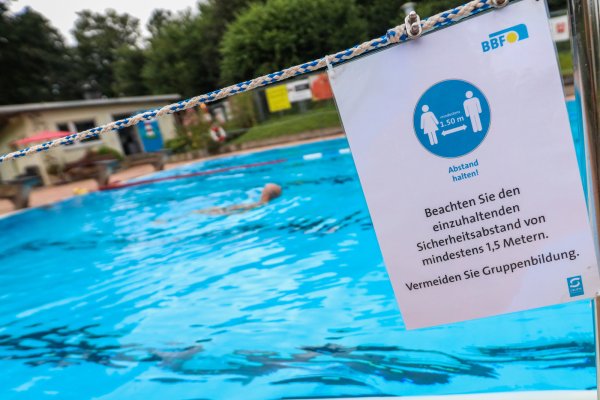 Viele Hinweise, weniger Schwimmer - das ist der Freibadsommer 2020; wie hier in Schröttinghausen. - © Sarah Jonek