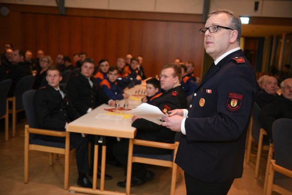 Schriftführer Uwe Kronshage stellt den Kameraden in Augustdorf den Jahresbericht vor. Rund 70 Prozent der Einsätze seien auf die kritische Tageszeit gefallen, zu der viele Mitglieder nicht abkömmlich seien. - © Nicole Ellerbrake