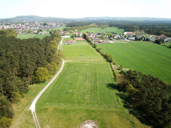 Der große Rasenplatz im Hintergrund soll in dieser Form erhalten bleiben. Der Rasenplatz im Vordergrund soll einem Kunstrasenplatz weichen. Abgabetag für die Förderung ist bereits am Montag. - © Gemeinde Augustdorf