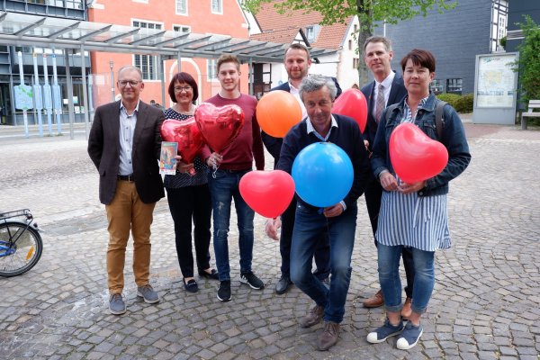 Thomas Petersen (Brauerei Strate), Renate Dalbke (Stadtwerke), Dennis Eichmann (Bad Meinberger), Markus Duda (Lippische Landes-Brandversicherungsanstalt), Wolfgang Jäger, Christoph Vieregge (Sparkasse) und Dörte Bödecker (Kids und Kram) stimmen sich auf das „Mai-Geflüster" ein. - © Lorraine Brinkmann