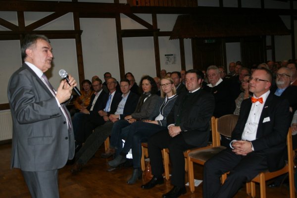 Herbert Reul spricht, Extertals CDU-Vorsitzender Maik Schlicht (rechts vorn) hört zu. - © Sylvia Frevert