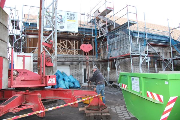 Die Arbeiten zum Wiederaufbau haben begonnen: Die Dachdeckerfirma erstellt den Dachstuhl für das beim Brand Mitte Dezember unbewohnbar gewordene Gebäude. Die Familie - wie hier Martin Eichhorn - hilft tatkräftig mit.  - © Cordula Gröne