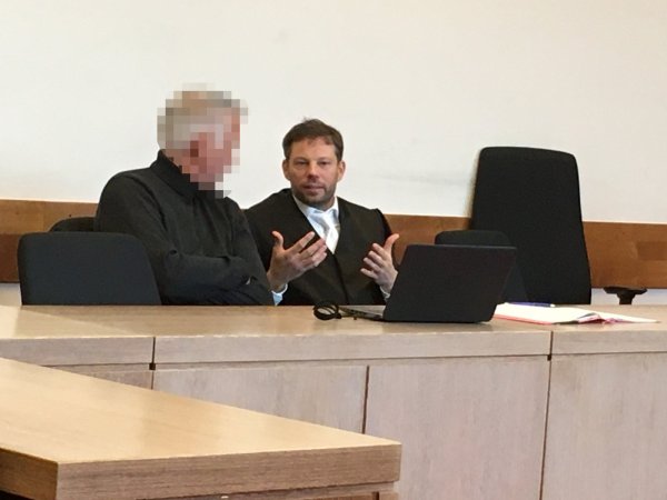Redebedarf: Der Angeklagte im Gespräch mit seinem Anwalt Dr. André Pott. - © Erol Kamisli