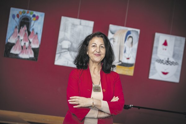 Fordert den Schutz von Kinderrechten: Die Soziologin Necla Kelek in der Ausstellung „Mit dem Malstift gegen die geraubte Kindheit", die noch bis zum 26. Mai in Bielefeld zu sehen ist. - © Mike-Dennis Müller