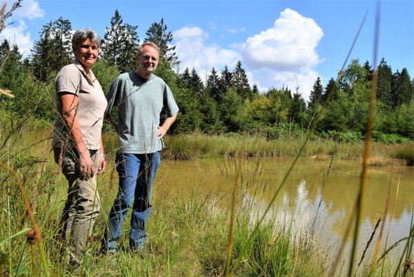 Susanne Hoffmann (Landesverband Lippe) und Matthias Füller (Bio-Station Lippe) begutachten das Gewässer im Schwalenberger Wald. - © Greta Wiedemeier