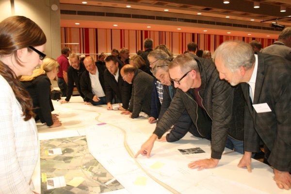 Reges Interesse: die Barntruper informierten sich anhand einer ausgelegten Karte am Donnerstagabend auf einer Bürgerversammlung über den weiteren Ausbau der B66 Barntrup-Großenmarpe. - © Sylvia Frevert