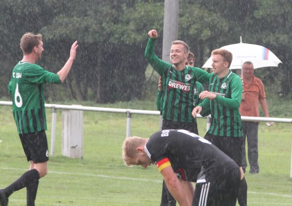 Tor für den FCSSW: Torschütze Fabian Dümpe (mitte) mit Roman Wattenberg (rechts) und Sören Zietz (links). Tobias Frenzel, Kapitän des BSV Leese, kann es nicht fassen. - © Sebastian Lucas