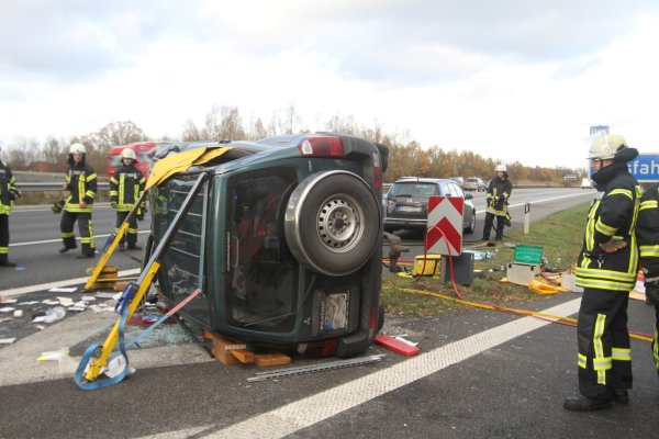 Unfall: Die Autobahn 2 musste für die Bergung zwischendurch immer mal wieder gesperrt werden. - © Daniel Hobein