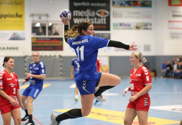 Bald wieder für die HSG Blomberg-Lippe auf Rechtsaußen unterwegs: Lisa Bormann-Rajes, hier beim Charity-Spiel im November vergangenen Jahres. - © Paul Cohen