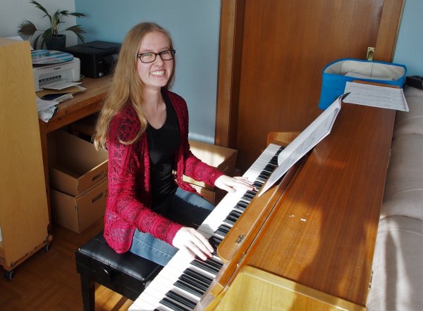 Hat viele Interessen: Seit ihrem vierten Lebensjahr spielt Jolina Pucker Keyboard, jetzt Klavier. Die Horner Kulturnacht bereichert sie mit Auftritten in der Kirche und hilft auch bei der Dekoration mit. - © Tanja Andersen