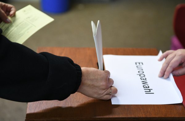 Hier entlang: Wer noch nicht per Brief gewählt hat, findet Infos zu seinem Wahllokal auf der Wahlbenachrichtigung. Diese haben bis 18 Uhr geöffnet. - © Daniel Reinhardt/dpa