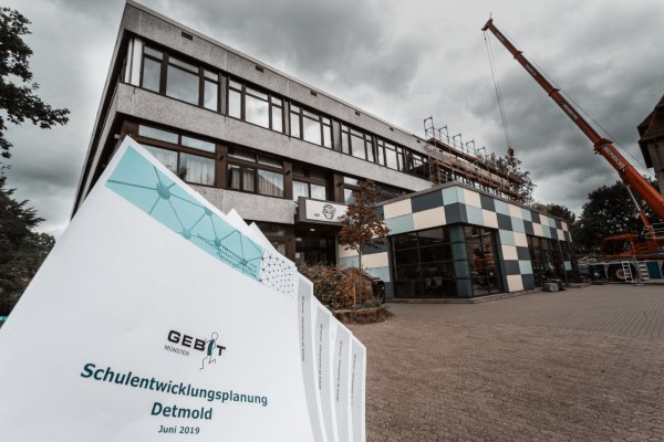 Düstere Wolken über der Schullandschaft: Mit der verabschiedeten Schulentwicklungsplanung sind die Leiter mehrerer Einrichtungen überhaupt nicht einverstanden. Sie äußern scharfe Kritik. - © Torben Gocke
