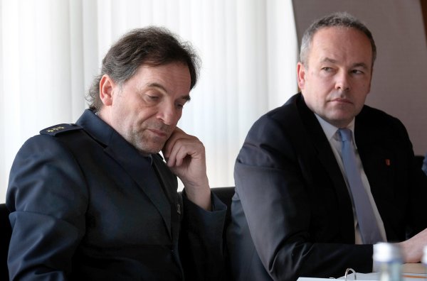 Nachdenklich: Der kurz vor seinem Ruhestand stehende Kriminaldirektor der Kreispolizei Minden, Detlef Stüven (l.), und Landrat Ralf Niermann. Foto: Thorsten Gödecker - © Thorsten Gödecker
