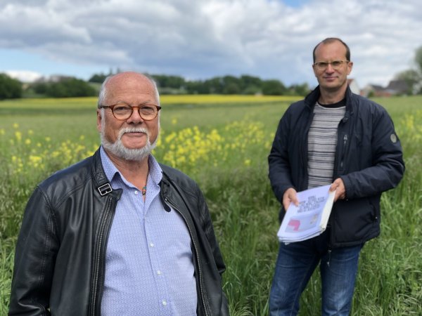 Karl-Ludwig Tracht (links) und Uwe Vogel wollen die sogenannte Nordumgehung durch das Ilsetal verhindern. Die Felder hinter ihnen in Richtung Wacholderweg würden durch die Trasse zerschnitten, warnen die beiden Pro-Ilsetal-Vertreter. - © Till Brand