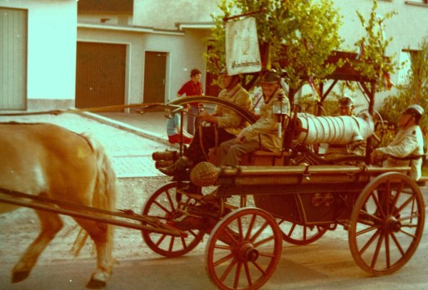 Ein Bild aus alten Tagen: Hier präsentieren die Wahmbecker Kameraden eine vom Pferd gezogene Spritze aus dem Jahr 1910. - © Freiwillige Feuerwehr Lemgo