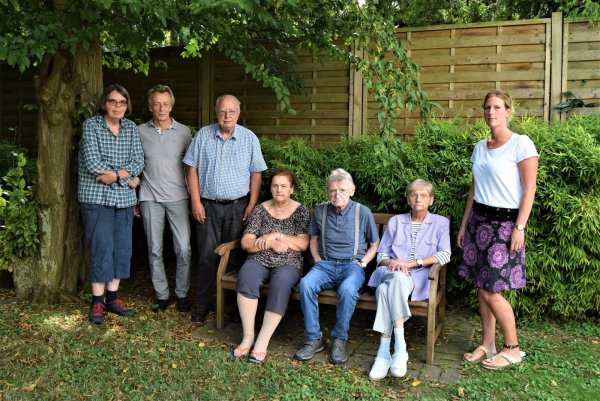 Im Garten der Wohnstätte: Viele Bewohner fühlen sich hier besonders wohl. Hausleiterin Katharina Arbatschat (rechts) und Geschäftsführer Volker Schubach (Zweiter von links) ermöglichen ihnen ein weitgehend selbstbestimmtes Leben.  - © Greta Wiedemeier
