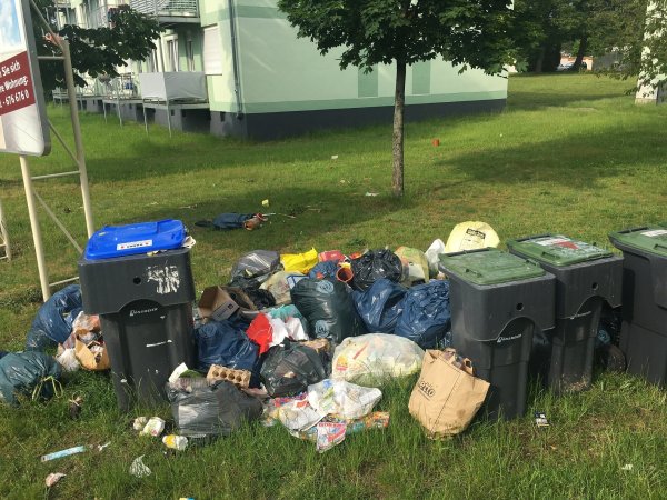 Müllhaufen an der Florence-Nightingale-Straße: So sieht es an mehreren Stellen in der Conle-Siedlung aus. - © Uwe Büscher