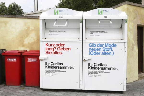 In einem Kleidercontainer hat die Polizei ein totes Baby gefunden. Jetzt haben Ermittler eine zweite Babyleiche entdeckt. - © picture alliance/chromorange