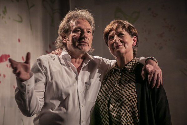 Er spielt lieber Gold, sie geht lieber zu Lesungen von Martin Walser: Lore (Kerstin Klinder) und Harry (Jürgen Roth) sind seit vierzig Jahren verheiratet. Im Grabbe-Haus gibt es Lebensweisheiten und Altersgrübeleien zu erleben. Foto: Landestheater Detmold/Jochen Quast - © Landestheater Detmold / Jochen Quast