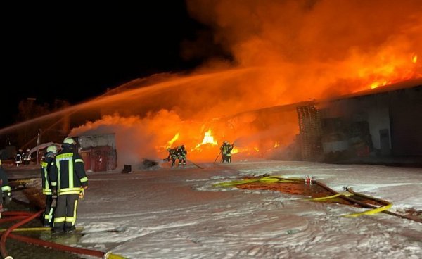 Nebenan feierten Besucher auf dem Kiliansfest - an der Ladestraße kämpften derweil Retter der Salzufler Wehr gegen ein übermächtiges Feuer. - © Daniel Hobein/Feuerwehr Bad Salzuflen