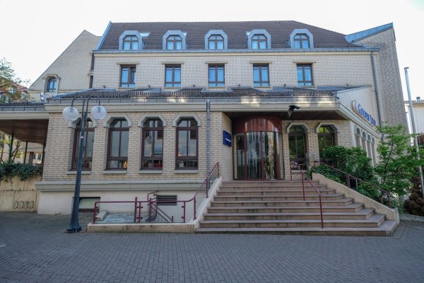 In dem Bielefelder Hotel Golden Tulip fanden die Mitarbeiter am Wochenende einen toten Mann. - © Andreas Zobe