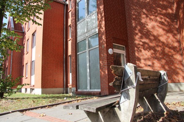 Marode: Durch die Überbelegung der Übergangswohnheime, hier Bredestraße 1, haben Gebäude und Inventar gelitten. Diese Sitzbank zum Beispiel muss mit Seilen zusammengehalten werden. - © Nadine Uphoff