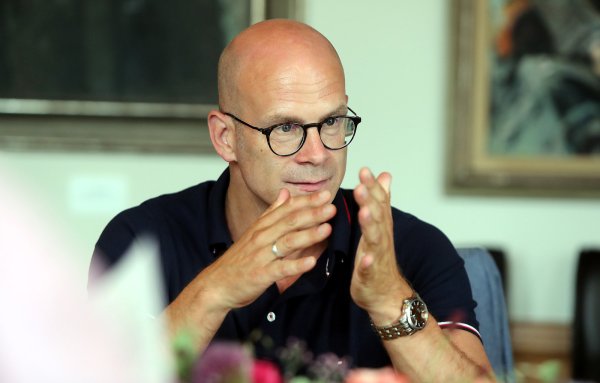 Krisenstabsleiter Ingo Nürnberger erklärte am Montagmittag auch, warum die rund 100 Schüler und Lehrer erst am Mittwoch getestet werden. - © Wolfgang Rudolf
