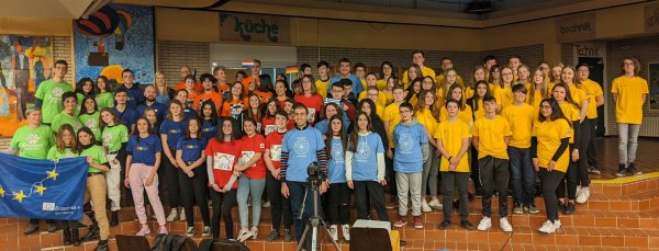 Schüler aus Italien (grün), Schweden (dunkeblau), Niederlande (orange), Frankreich (rot) und Griechenland (hellblau) waren diese Woche in Horn-Bad Meinberg zu Gast. Die Schüler der Sekundarschule tragen gelbe T-Shirts. Die Shirts hat jede Gruppe selbst entworfen. - © Julia Rauch