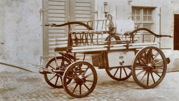 Eine Feuerspritze aus den 1880er Jahren. - © Repro: Horst Biere / Quelle: Stadtarchiv
