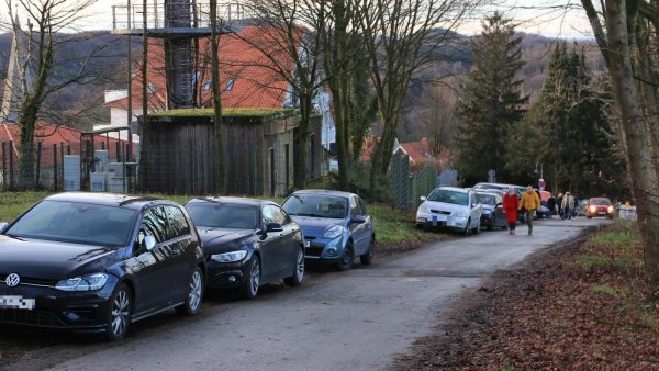 Die Wanderwege in Oerlinghausen sind beliebt. Die Zufahrtsstraßen, wie der Kammweg, sind oft zugeparkt. - © Martin Düsterberg