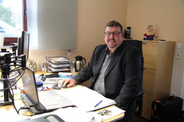 Will ins Rathaus wechseln: der selbstständige Handwerker Uwe Detert von der AfD in seinem Büro in Heiden. - © Cordula Gröne