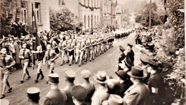 Das Blatt hat sich gewendet: 1936 zur 900-Jahr-Feier Oerlinghausens marschiert eine Abteilung der Hitlerjugend am Stadthotel vorbei. - © Repro Horst Biere/ Quelle: Archiv Höltke