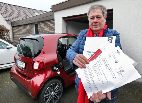 Udo Golabeck schätzt seinen schicken Elektro-Smart sehr. Fehlt nur noch die Erstattung der Kaufprämie, für die er in Vorleistung gegangen ist. Dass auch schriftliches Nachhaken jetzt schon seit Oktober ohne Echo blieb, ärgert ihn jedoch. - © Bernhard Preuss