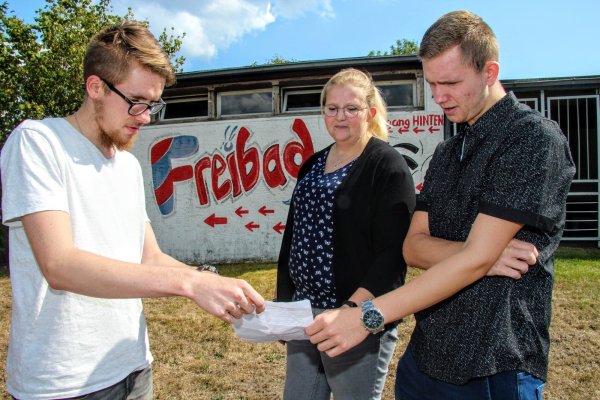Ein Zettel voller Ideen: (von links) Dustin Marius, Jennifer Hornig und Christopher Miles haben ihr Konzept für das ehemalige Freibadgelände bereits bei einem Bürgertreff erläutert. - © Niklas Böhmer