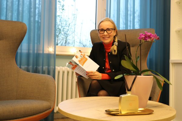 Die neue Ärztliche Direktorin des Bad Salzufler Reha-Zentrums, Dr. Ellen Dreier, sitzt in ihrem Büro. Seit Oktober ist sie in der Kurstadt tätig. - © Alexandra Schaller