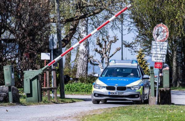 Polizisten hatten den Abriss der Parzelle von Mario S. begleitet. Es wird nicht das letzte Mal gewesen sein, dass die Polizei auf den Platz gefahren ist.   - © Archivfoto: Guido Kirchner/dpa