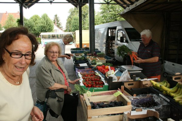 Auf dem Barntruper Wochenmarkt kaufen (von links) Magdalene Müller und Margret Wächter bei Gemüsehändler Erhard Merkel. Das Foto entstand im vergangenen Sommer.  - © Archivfoto: Sylvia Frevert