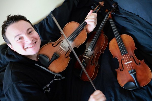 In Aktion: Michael Neumaier spielt die Violine in der tradition der irischen Fiddle. - © Yvonne Glandien