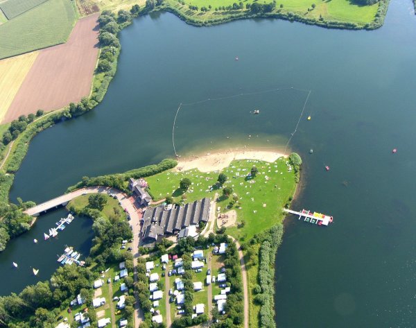 Die Freizeitanlage Großer Weserbogen in Porta Westfalica hat einen 20 Hektar großen Badesee.  - © MT