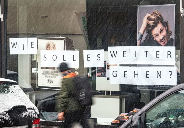 "Wie soll es weitergehen" fragen viele Friseure auch in Ostwestfalen-Lippe. Verzweiflung macht sich breit. - © picture alliance/dpa