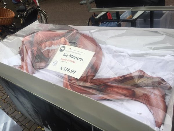 Aktivisten zeigten eine Menschenattrappe unter einer Folie. - © Die Linke