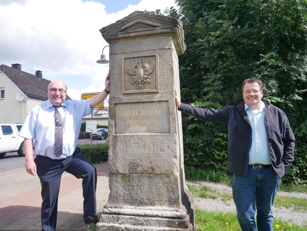 Die technischen Leiter der Wasserwerke Paderborn und Schlangen, Michael Bernemann (l.) und Robert Göke, planen in Sichtweite zum historischen Grenzstein die Wasserrohrnetze miteinander zu verbinden. - © Klaus Karenfeld