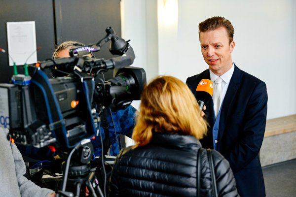 Oft gefragt: Verteidiger Thorsten Fust vertritt den 16-jährigen Angeklagten, der selbst Opfer im Fall Lügde wurde. - © Besim Mazhiqi